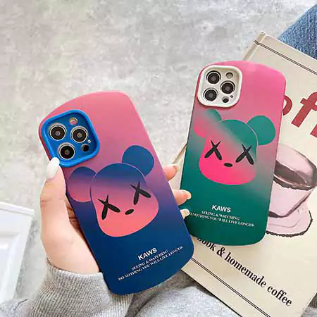 人気暴力熊kaws iPhone16 マウスフォンケース/ファッション耐衝撃グラデーションカウズiPhone15 高品質ケース低価格通販