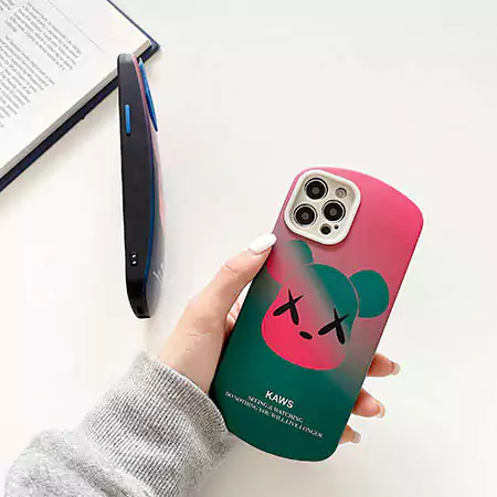 人気暴力熊kaws iPhone16 マウスフォンケース/ファッション耐衝撃グラデーションカウズiPhone15 高品質ケース低価格通販