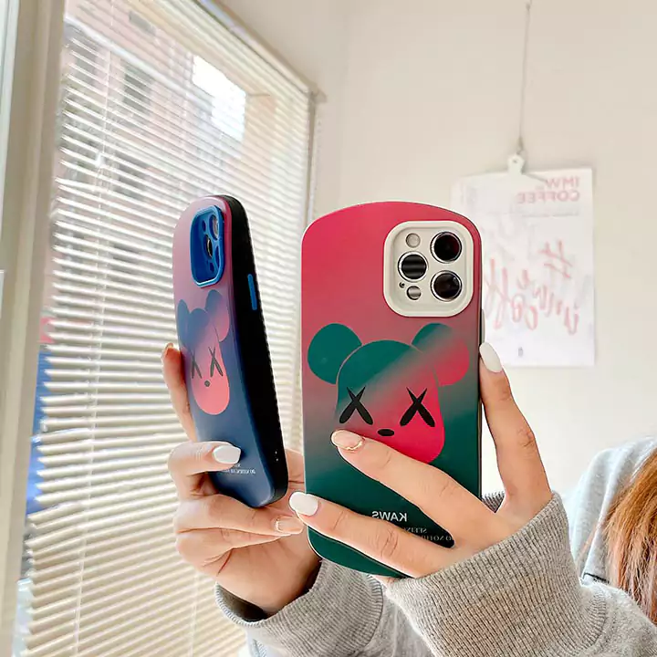 人気暴力熊kaws iPhone16 マウスフォンケース/ファッション耐衝撃グラデーションカウズiPhone15 高品質ケース低価格通販